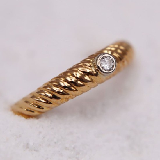 Bague en OR Jaune ornée d'un diamant central de 0.10 carat