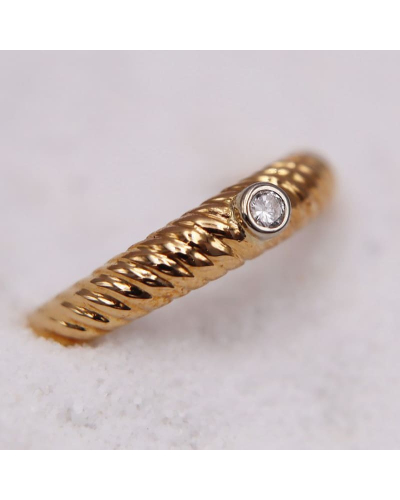 Bague en OR Jaune ornée d'un diamant central de 0.10 carat