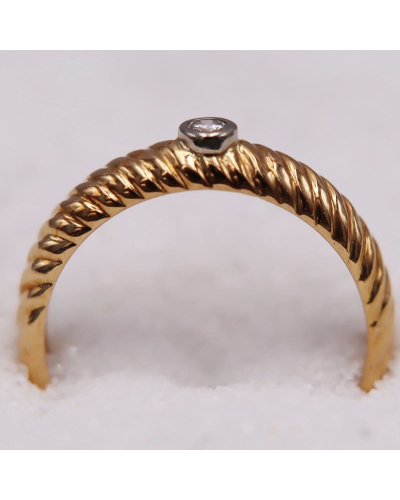 Bague en OR Jaune ornée d'un diamant central de 0.10 carat