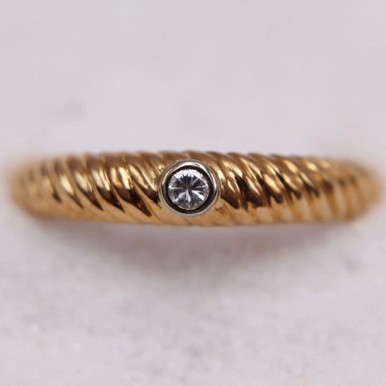 Bague en OR Jaune ornée d'un diamant central de 0.10 carat