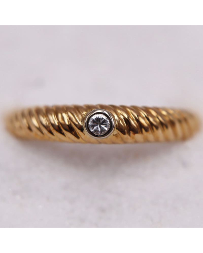 Bague en OR Jaune ornée d'un diamant central de 0.10 carat