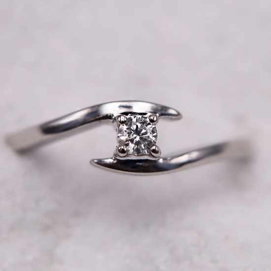 Bague solitaire en or blanc 18 carats magnifiant un diamant central