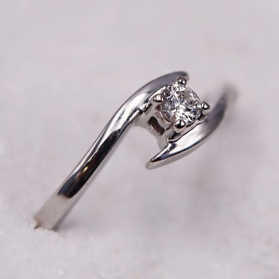 Bague solitaire en or blanc 18 carats magnifiant un diamant central