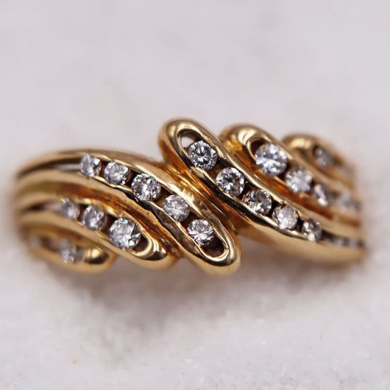 Bague en or jaune effet "waves" ornée de plusieurs petits diamants