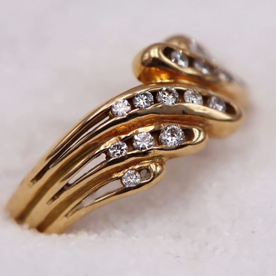 Bague en or jaune effet "waves" ornée de plusieurs petits diamants