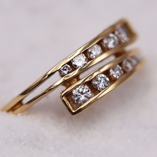 Bague en Or Jaune sublimée par des petits diamants croisés