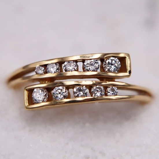 Bague en Or Jaune sublimée par des petits diamants croisés