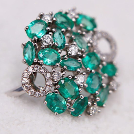 Bague en or blanc, sertie d'émeraudes et agrémentée de diamants