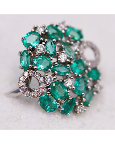 Bague en or blanc, sertie d'émeraudes et agrémentée de diamants
