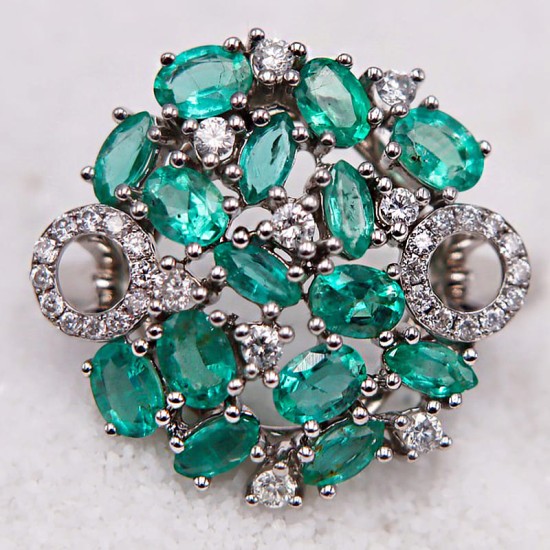 Bague en or blanc, sertie d'émeraudes et agrémentée de diamants