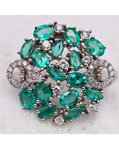 Bague en or blanc, sertie d'émeraudes et agrémentée de diamants
