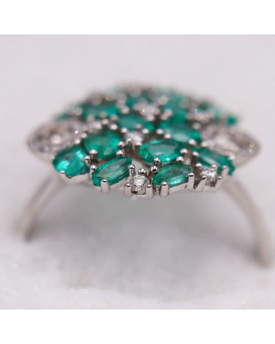 Bague en or blanc, sertie d'émeraudes et agrémentée de diamants