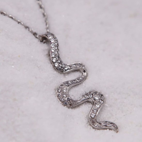 Collier maille forçat avec pendentif serpent orné d'oxydes blancs