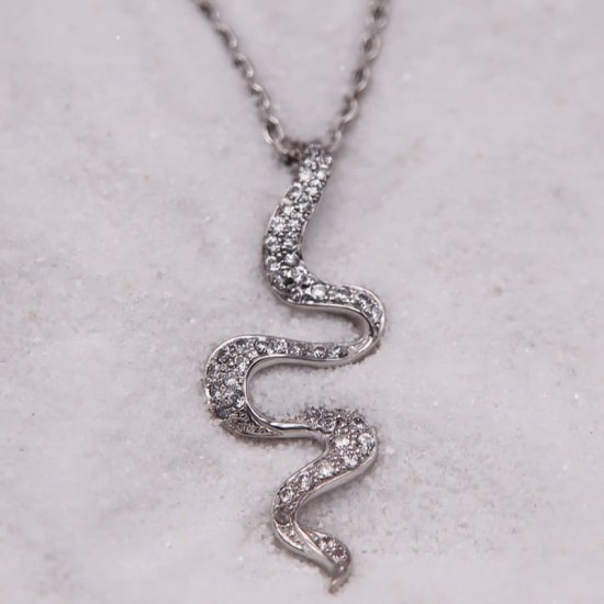 Collier maille forçat avec pendentif serpent orné d'oxydes blancs