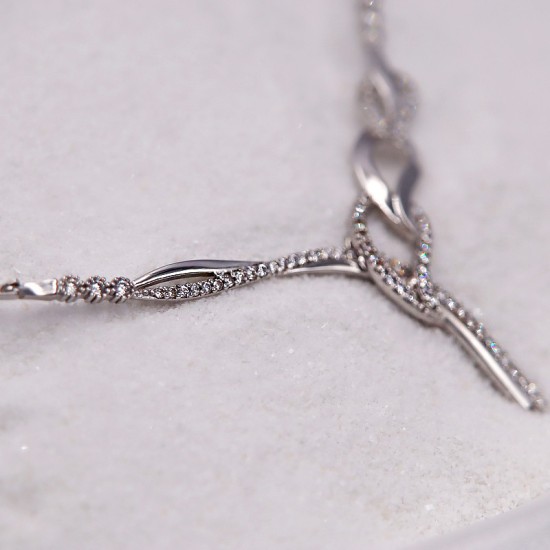 Collier maille articulée magnifié par de magnifiques petits diamants