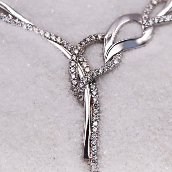 Collier maille articulée magnifié par de magnifiques petits diamants