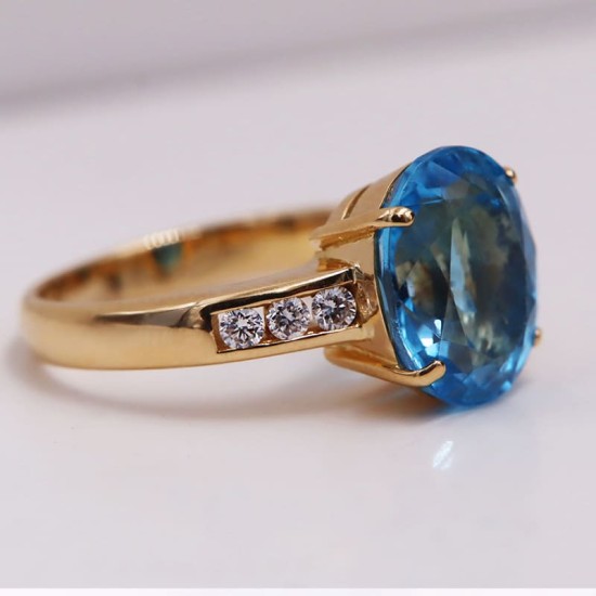 Bague Topaze Diamants agrémentée de six diamants scintillants