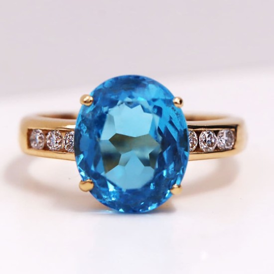 Bague Topaze Diamants agrémentée de six diamants scintillants