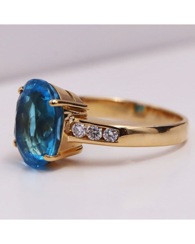 Bague Topaze Diamants agrémentée de six diamants scintillants
