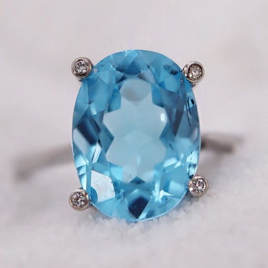 Bague Topaze Diamants entourée de quatre petits diamants pour Femme