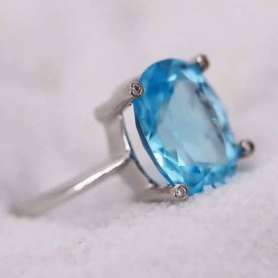 Bague Topaze Diamants entourée de quatre petits diamants pour Femme