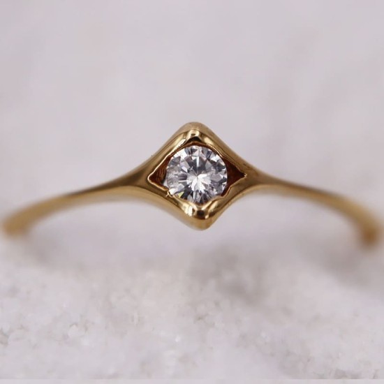 Bague Solitaire en Or Jaune avec un Diamant rond pour Femme