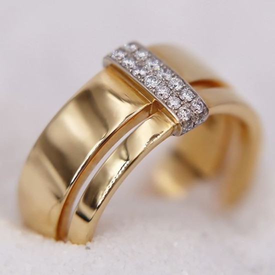 Bague en Or Jaune agrémentée d'une ligne de diamants au centre