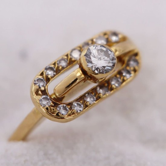 Bague en Or Jaune ornée de diamants avec un diamant central