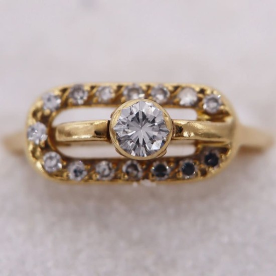 Bague en Or Jaune ornée de diamants avec un diamant central
