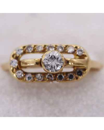 Bague en Or Jaune ornée de diamants avec un diamant central