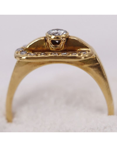 Bague en Or Jaune ornée de diamants avec un diamant central