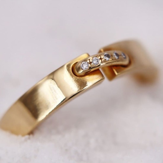 Bague en Or Jaune légèrement ouverte et sertie de diamants