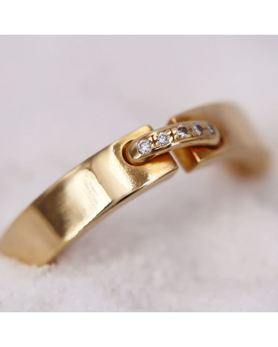 Bague en Or Jaune légèrement ouverte et sertie de diamants