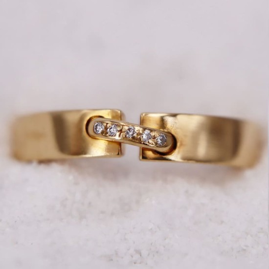 Bague en Or Jaune légèrement ouverte et sertie de diamants