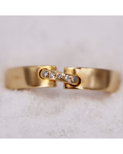 Bague en Or Jaune légèrement ouverte et sertie de diamants