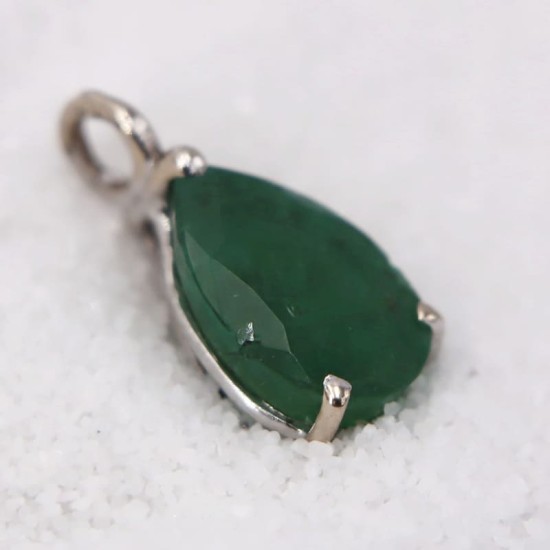 Pendentif en Or Blanc avec une Émeraude en forme de poire