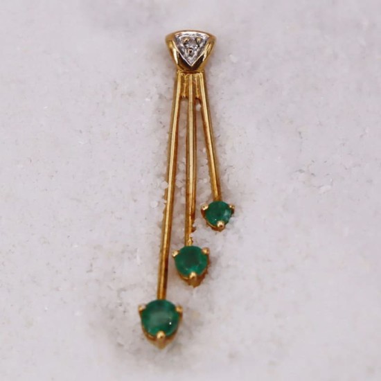 Pendentif en Or Jaune avec un diamant sublimé par trois émeraudes