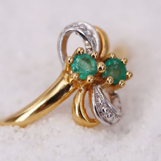 Bague en Or Jaune agrémentée de deux Émeraudes pour Femme