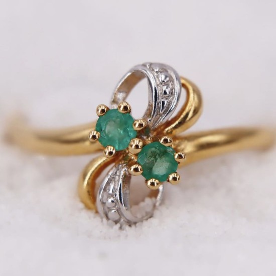 Bague en Or Jaune agrémentée de deux Émeraudes pour Femme