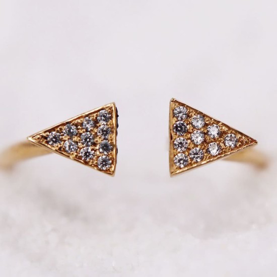 Bague Ouverte en Or Jaune ornée de petits triangles sertis d'oxydes