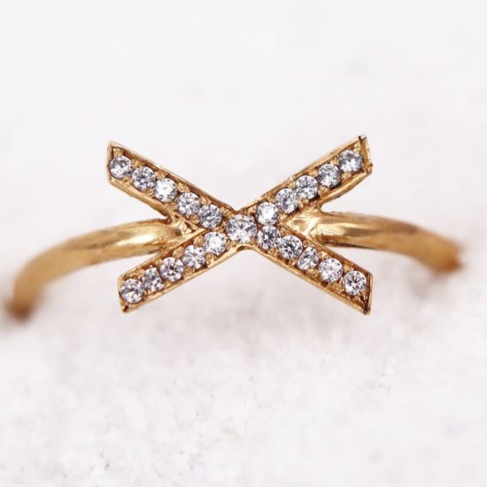 Bague en Forme de Croix en Or Jaune et entièrement sertie d'oxydes