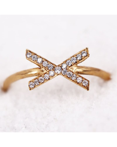 Bague en Forme de Croix en Or Jaune et entièrement sertie d'oxydes