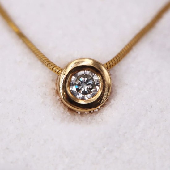 Collier en Or Jaune 18 carats avec pendentif diamant serti clos