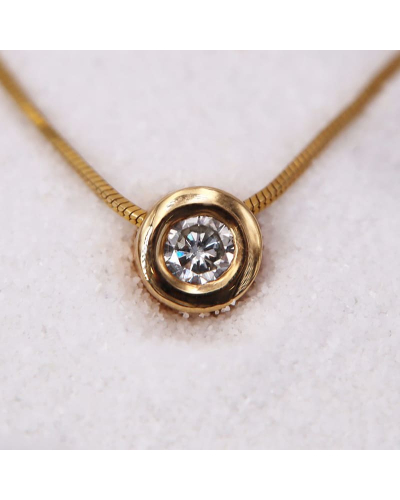 Collier en Or Jaune 18 carats avec pendentif diamant serti clos