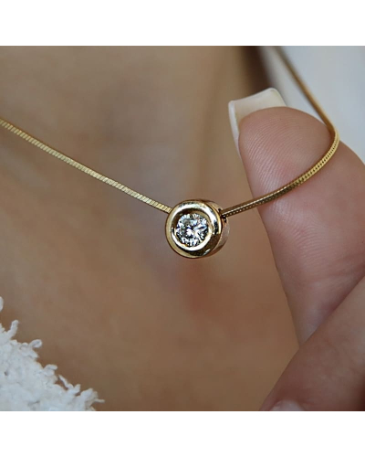 Collier en Or Jaune 18 carats avec pendentif diamant serti clos