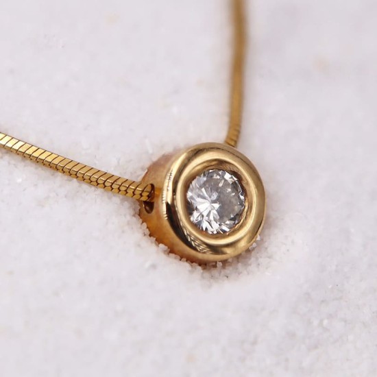 Collier en Or Jaune 18 carats avec pendentif diamant serti clos