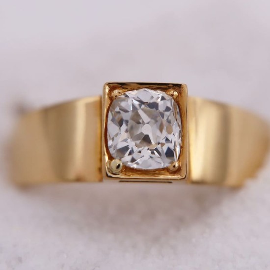 Bague - Solitaire en Or Jaune avec un Diamant Coussin pour Femme