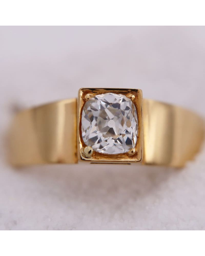 Bague - Solitaire en Or Jaune avec un Diamant Coussin pour Femme