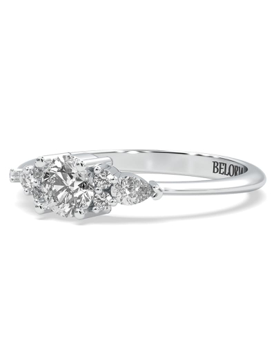 Bague Solitaire en or blanc Accompagné de Diamants