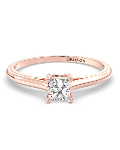 Bague solitaire en or rose avec diamant princesse